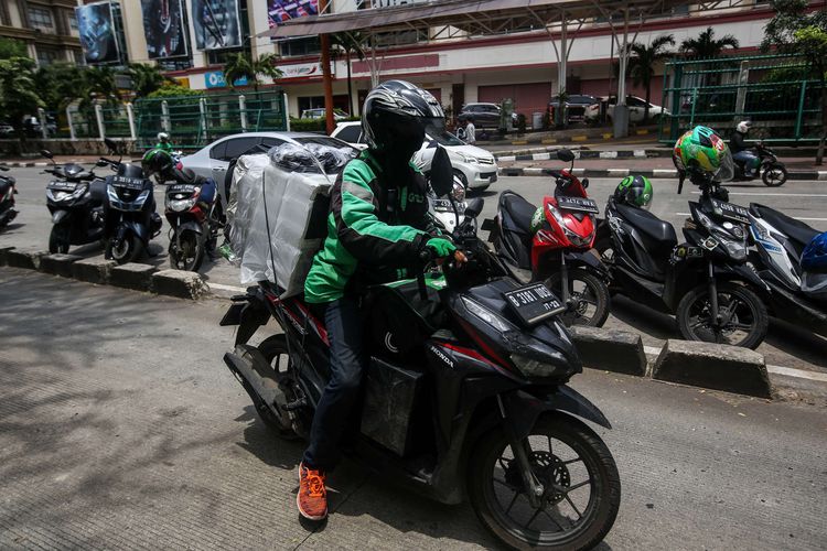 Pengemudi ojek online melintas di Jalan Mangga Dua Raya, Jakarat Pusat, Rabu (11/3/2020). Kementerian Perhubungan (Kemenhub) resmi menaikan tarif ojek online untuk zona 2 atau wilayah Jabodetabek pada 16 Maret 2020. Kemenhub memutuskan untuk menaikan tarif batas bawah (TBB) ojol sebesar Rp 250 per kilometer (km) menjadi Rp 2.250 per km, dari sebelumnya Rp 2.000 per km.