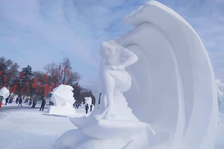 Hasil patung salju karya tim Indonesia 2 yang memenangi kategori Excellent di Harbin International Snow Sculpture Competition 2020 dengan tema Frog Surfing