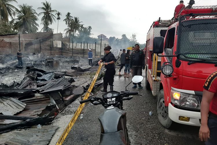Polisi memasang garis pembatas di lokasi kebakaran Desa Keude Paya Bakong, Kecamatan Paya Bakong, Kabupaten Aceh Utara, Jumat (25/10/2019)