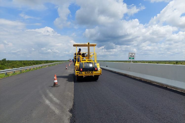 Proses perbaikan jalan tol Lampung - Palembang yang dikebut menjelang momen arus mudik Lebaran 2023, Minggu (19/3/2023).