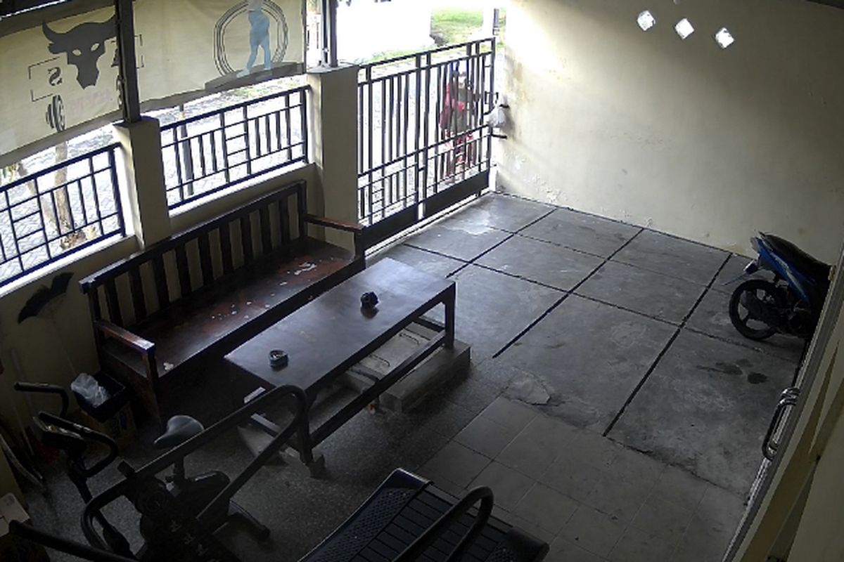 Seorang perempuan ambil jatah daging kurban di perumahan Sidoarjo, Rabu (19/6/2024).