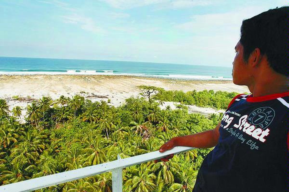 Panorama Pulau Sibaru-baru, Kabupaten Kepulauan Mentawai, Provinsi Sumatera Barat, yang merupakan satu dari 92 pulau terluar Indonesia dilihat dari menara suar yang berada di pulau tersebut, Senin (2/6).  