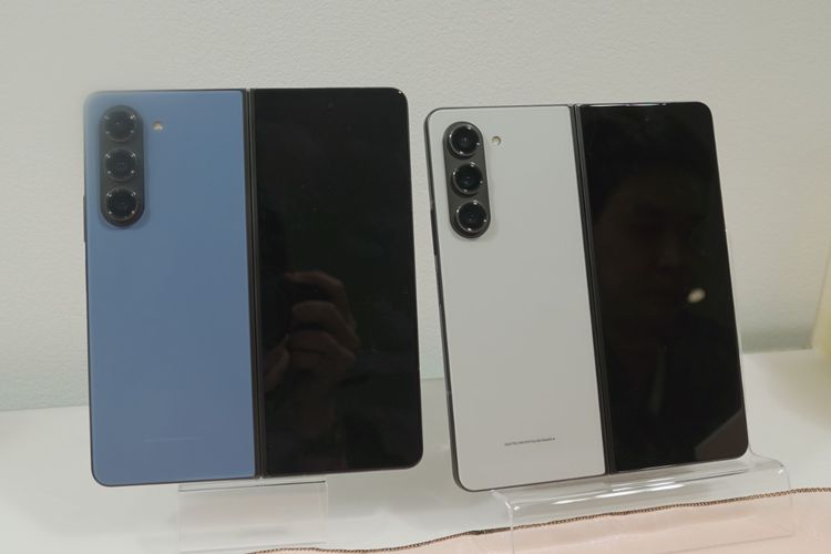 Samsung menyediakan Galaxy Z Fold 5 dengan dua warna eksklusif untuk pembelian online di situs Samsung Indonesia. Samsung Galaxy Z Fold 5 sendiri dirilis dalam ajang Galaxy Unpacked di Seoul, Korea Selatan, Rabu (26/7/2023). 