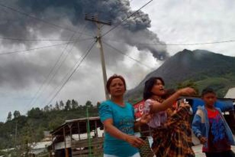 Warga berhamburan keluar rumah ketika Gunung Sinabung di Kabupaten Karo, Sumut, meletus lagi Selasa, 17 September 2013 pukul 12.03. Status gunung Siaga III.