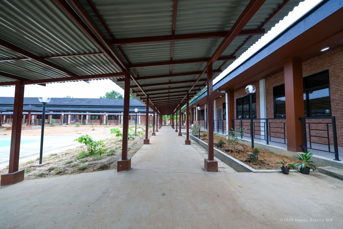 Bangunan sekolah ini mencakup 12 ruang kelas dan fasilitas pendukung yang lengkap.