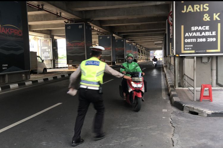Polisi lalu lintas menilang sejumlah pengendara motor yang melawan arah di Jalan Panglima Polim tepatnya di Stasiun MRT Blok A, Pulo, Kebayoran Baru, Jakarta Selatan pada Kamis (30/9/2021) sore.