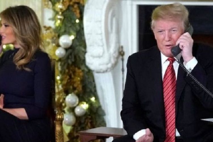 Presiden Amerika Serikat Donald Trump bersama Ibu Negara Melania ketika menjadi relawan program Norad Track Santa.