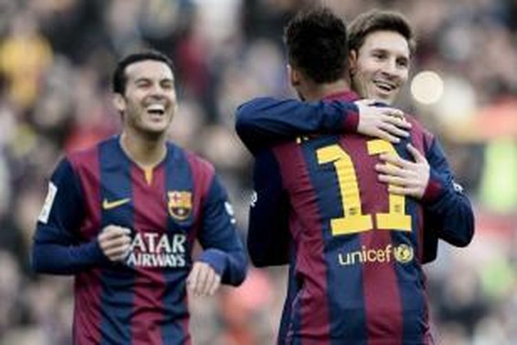 Tiga striker Barcelona (dari kiri ke kanan): Pedro, Neymar, dan Lionel Messi, merayakan gol ke gawang Levante pada laga Primera Division di Camp Nou, Barcelona, Minggu (15/2/2015).