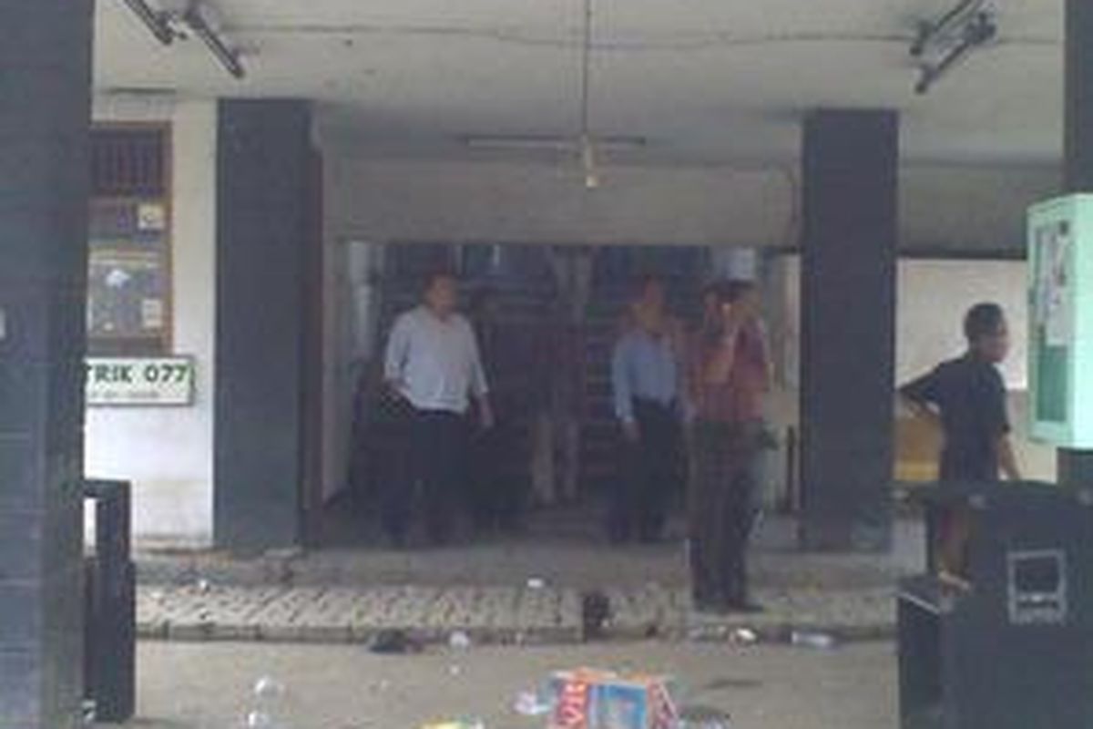 Para karyawan Walikota Jakbar yang masih berkantor di kantor lama, Jl. Lenjen S Parman Grogol, beriringan keluar setelah alat berat mulai merobohkan bangunan yang sudah menjadi milik syah Yayasan Sawerigading, Senin (26/10).