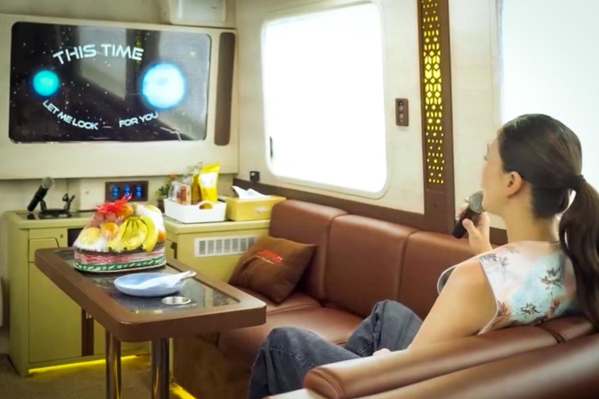 Luna Maya kepincut naik bus mewah