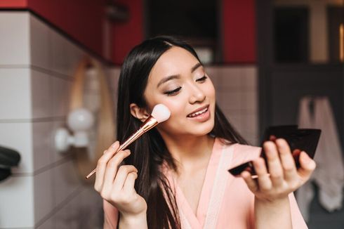 Pakai Bedak Sebelum Foundation Bikin Makeup Tahan Lama?