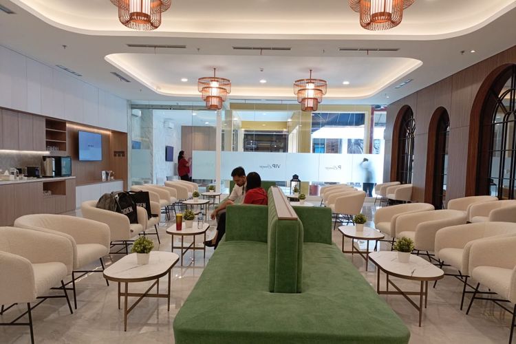 Interior VIP Lounge, salah satu fasilitas yang disediakan bagi pengunjung Summarecon Villaggio Outlets Karawang. Ditata dengan konsep desain modern klasik.