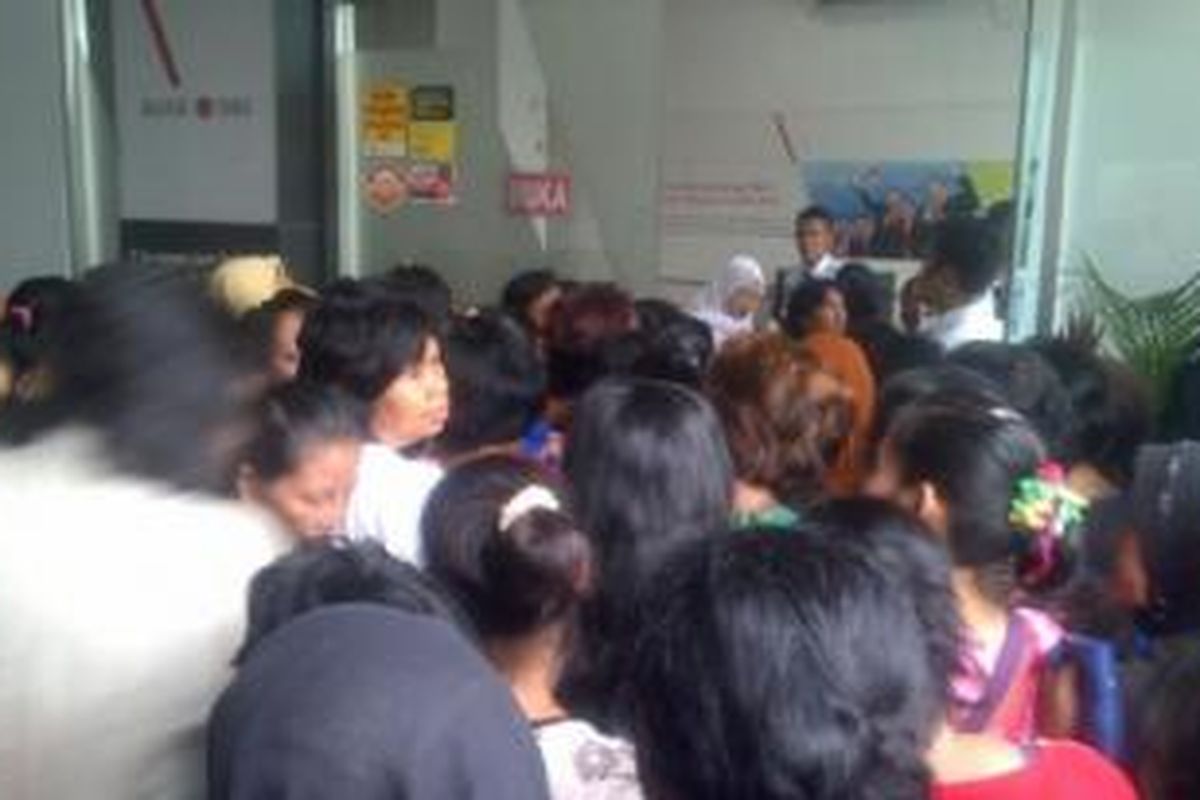 Ratusan orangtua siswa mengantre untuk pencairan dana Kartu Jakarta Pintar (KJP), di Bank DKI KCP Otista, Jalan Otista, Cipinangcempedak, Jatinegara, Jakarta Timur, Senin (8/9/2014). 
