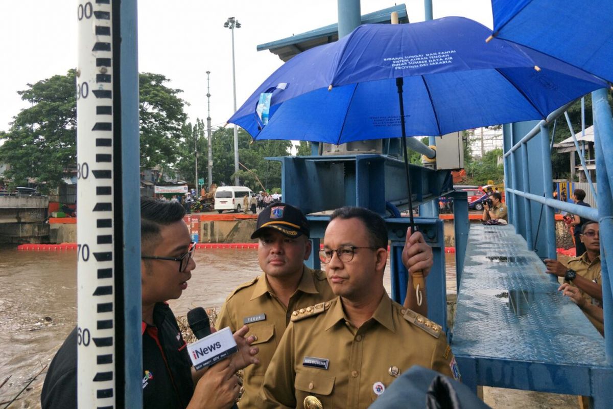 Gubernur DKI Jakarta Anies Baswedan meninjau Pintu Air Manggarai, Senin (5/2/2018). 