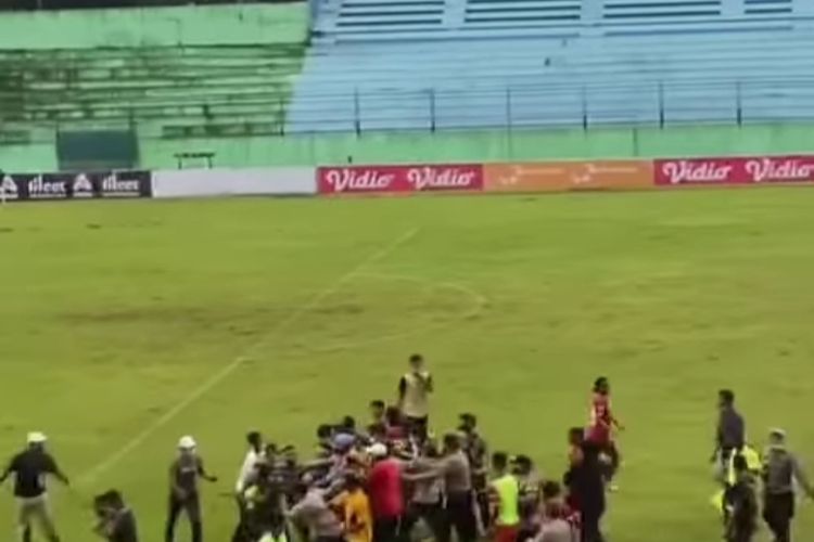 Pertandingan ricuh antara kesebelasan antara NZR Sumbersari FC dengan Farmel FC dalam lanjutan putaran nasional Liga 3 tahun 2021 pada Rabu (9/2/2022) terjadi di Stadion Gajayana, Kota Malang, Jawa Timur. 