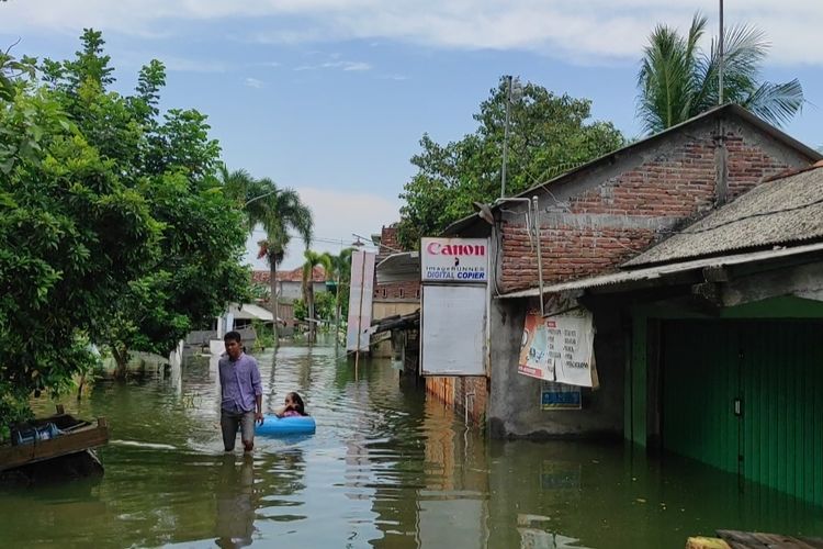 Kondisi banjir di Desa Wonoketingal, Kecamatan Karanganyar, Kabupaten Demak, Selasa (13/2/2024). (KOMPAS.COM/NUR ZAIDI).
