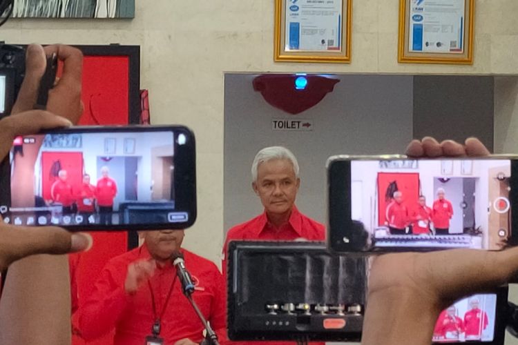 Kamera handphone memotret Gubernur Jawa Tengah Ganjar Pranowo usai memenuhi panggilan Bidang Kehormatan DPP PDI-P di Jalan Diponegoro, Jakarta, Senin (24/10/2022).