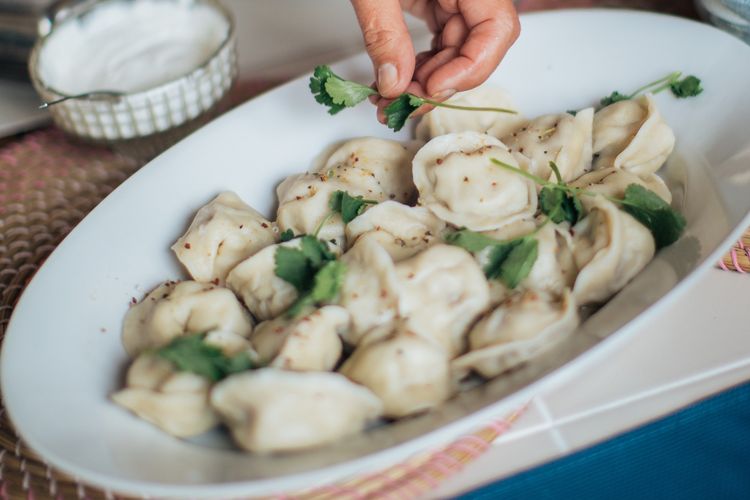 Ilustrasi russian pelmeni, dumpling atau pangsit rebus ala Rusia. 