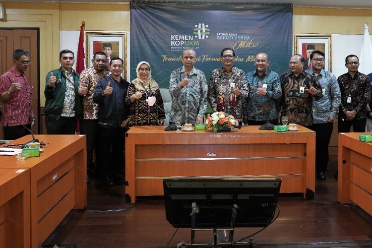 Deputi Bidang Usaha Mikro KemenkopUKM, Yulius setelah melakukan Penandatanganan Perjanjian Kerja sama Pembiayaan dalam rangka Pembayaran Subsidi Bunga KUR antara Deputi Bidang Usaha Mikro selaku Kuasa Pengguna Anggaran (KPA) KUR dengan Bank Aceh Syariah di Jakarta, Kamis (20/10/2022) 