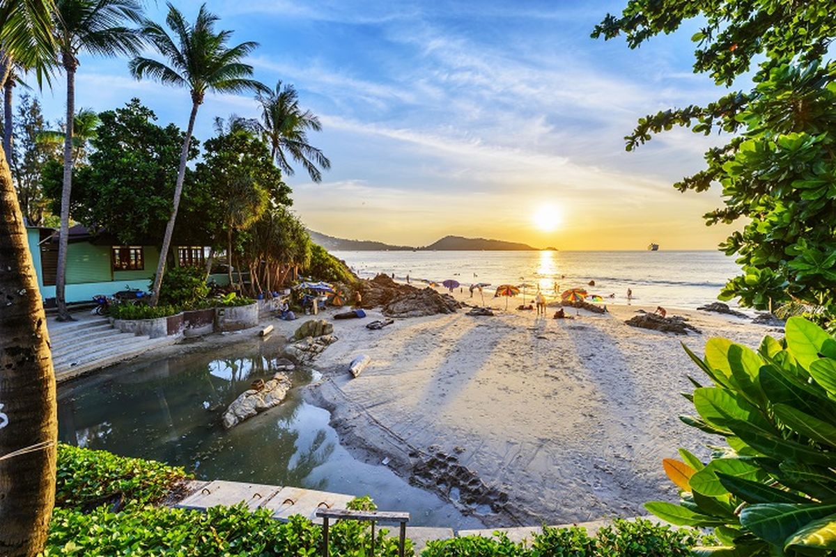 Ilustrasi Thailand - Pemandangan Pantai Patong di Phuket, Thailand.