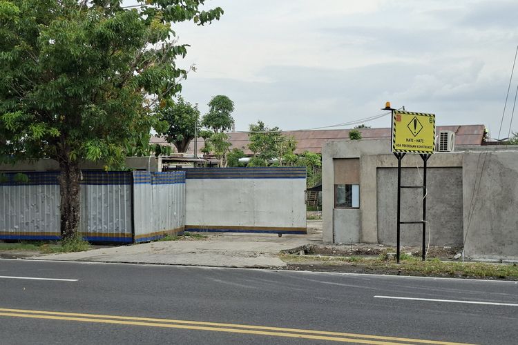 Rumah hadiah untuk Presiden ke 7 Joko Widodo (Jokowi) masih ditutupi seng, Selasa (21/10/2025)