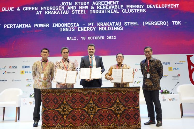 Pertamina NRE bersama PT Krakatau Steel (Persero) Tbk, dan IGNIS Energy Holding menandatangani joint study agreement untuk pengembangan energi terbarukan di kawasan industri KS