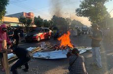 Warga di Situbondo Aksi Bakar Kayu, Protes Jalan Rusak dan Berlubang