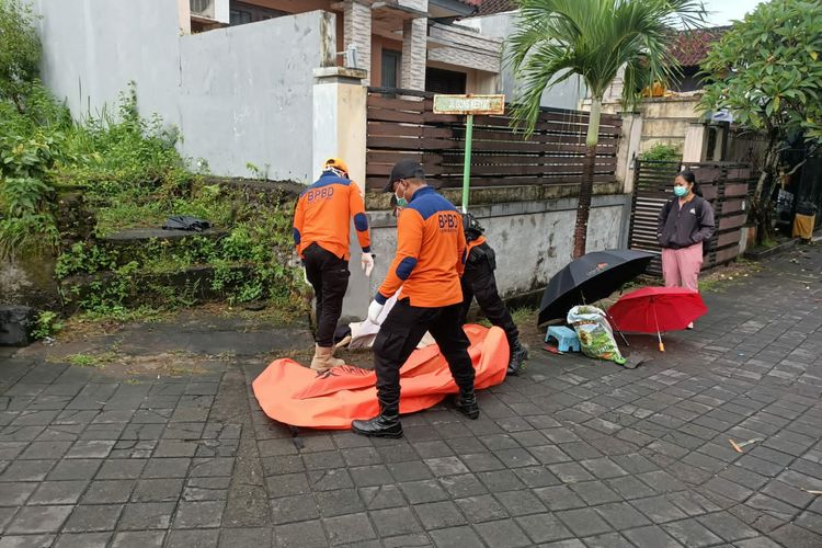 Korban saat dievakuasi oleh BPBD Kabupaten Badung. 