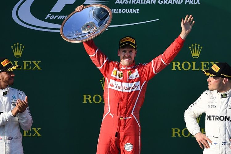 Pebalap Formula 1 dari tim Scuderia Ferrari, Sebastian Vettel (tengah), berhasil menjadi juara pada GP Australia, 26 Maret 2017.