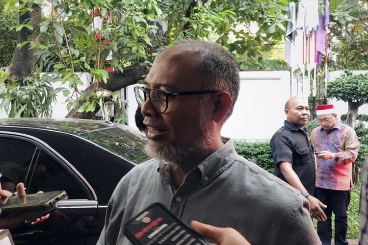 Anggota Dewan Pakar Timnas Pemenangan Anies-Muhaimin, Bambang Widjojanto di Sekretariat Koalisi Perubahan, Brawijaya, Jakarta Selatan, Kamis (14/12/2023). 