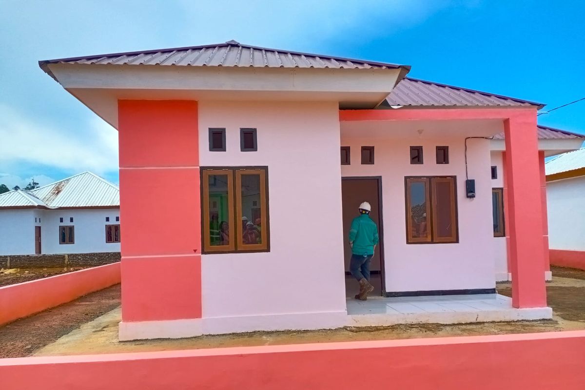 Rumah contoh yang menggunakan batako berbahan baku slag nikel di Kawasan Permukiman Baru Desa Kawasi, Minggu (9/4/2023).