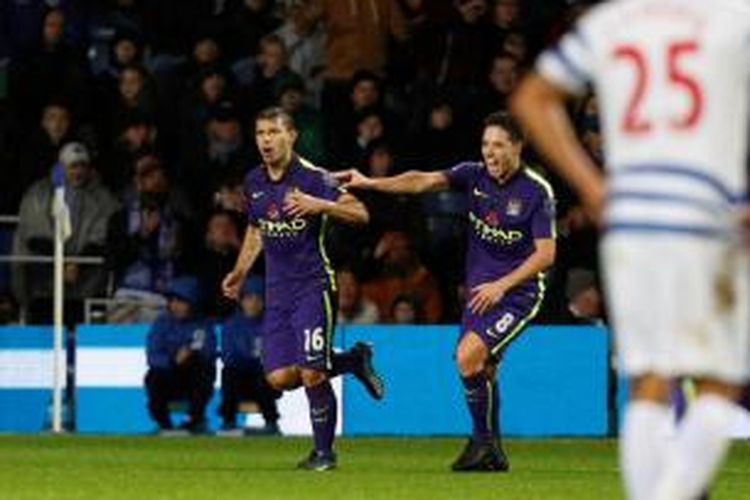 Striker Manchester City, Sergio Aguero (kiri) seusai mencetak gol ke gawang QPR pada lanjutan Premier League di Stadion Loftus Road, Sabtu (8/11/2014). 