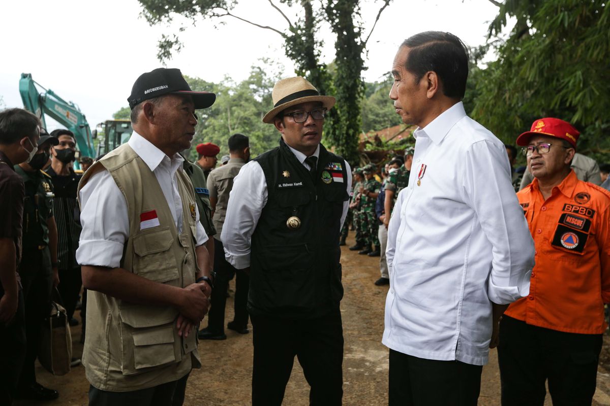Presiden RI Joko Widodo didampingi Gubernur Jawa Barat Ridwan Kamil dan Kepala Staf Angkatan Darat Jenderal Dudung Abdurachman meninjau lokasi longsor akibat gempa di Kampung Pos, Desa Cijedil, Kecamatan Cugenang, Kabupaten Cianjur, Jawa Barat, Selasa (22/11/2022). Sedikitnya 162 orang meninggal dunia, 326 warga luka-luka, dan 13.784 orang mengungsi akibat gempa bermagnitudo 5,6 di Cianjur.