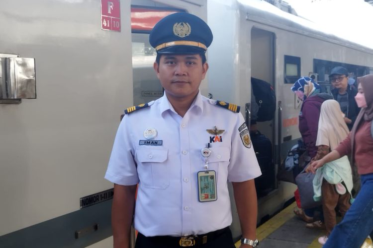 Masinis PT KAI Daop 1 Jakarta, Iman (32) saat diwawancarai di Stasiun Pasar Senen, Jakarta Pusat, Minggu (7/4/2024).