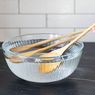 Cara Bersihkan Alat Masak Kayu yang Benar, Rendam Air Hangat