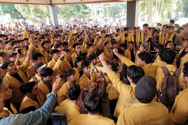 Ratusan mahasiswa Universitas Jenderal Soedirman (Unsoed) Purwokerto, Jawa Tengah, demonstrasi di depan gedung rektorat menolak kenaikan UKT, Jumat (26/4/2024) sore.