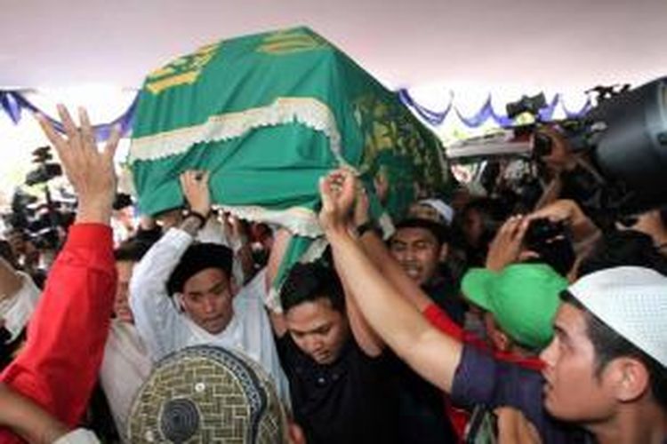 Keluarga dan kerabat mengusug keranda jenazah Olga Syahputra menuju rumah duka Jalan Kresna Raya, Duren Sawit, Jakarta Timur, untuk dimandikan dan disembahyangkan, Sabtu (28/3/2015). Presenter Olga yang bernama asli Yoga Syahputra tersebut meninggal pada Jumat 27 Maret di Singapura karena sakit.