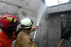 Diduga Korsleting Listrik, Rumah 2 Lantai di Lubang Buaya Terbakar