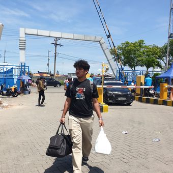 Daniel Parulian (21) sedang bersiap-siap untuk naik kapal KM Kelud di Pelabuhan Bandar Deli, Kota Medan pada Selasa (1/4/2025). 