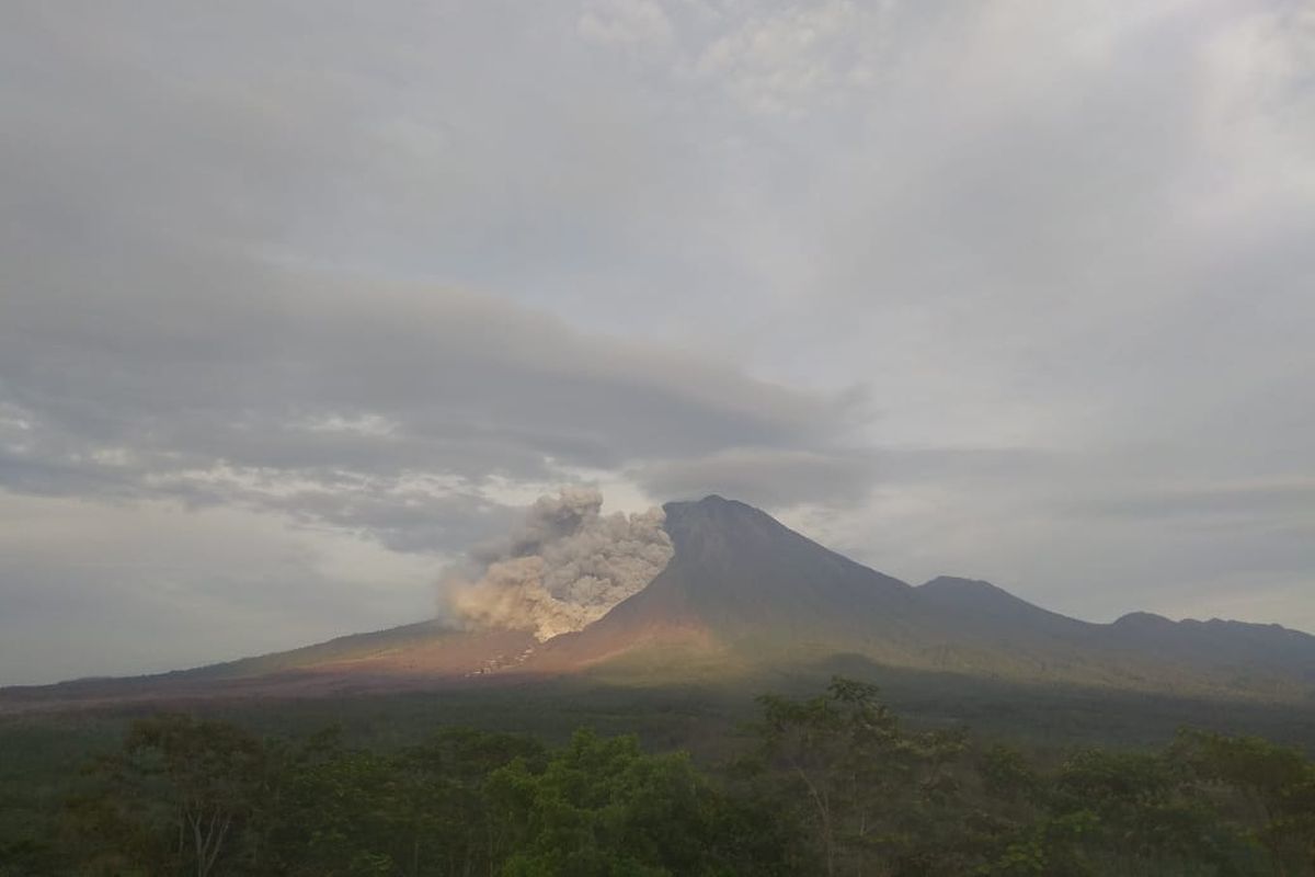 Gunung Semeru kembali luncurkan awan panas guguran pada Minggu (19/12/2021) pagi