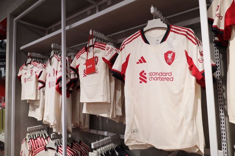 Jersey tandang Liverpool FC yang dijual di LFC Retail Store atau toko resmi Liverpool FC di Indonesia pada hari peluncuran jersey anyar Liverpool 2025-2026 pada Jumat (1/8/2025).