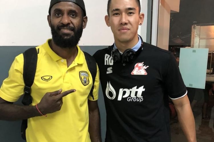 Yanto Basna (kiri) bersama pemain indonesia Ryuji Utomo yang juga bermain di Thailand