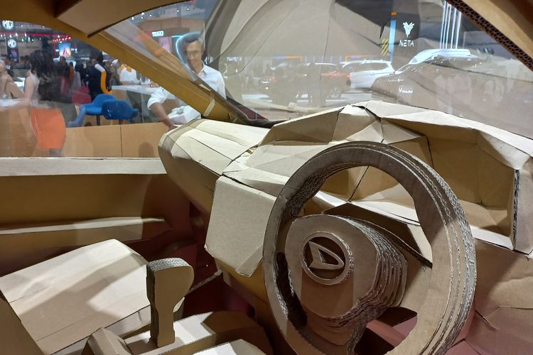 Karya seni Daihatsu Sigra Cardboard di GIIAS 2024