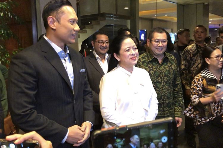 Ketua DPP PDI-P Puan Maharani bertemu dengan Ketua Umum Partai Demokrat Agus Harimurti Yudhoyono (AHY). Puan menghadiri peluncuran buku Tetralogi Transformasi AHY di Djakarta Theater, Menteng, Jakarta, Kamis (10/8/2023). 