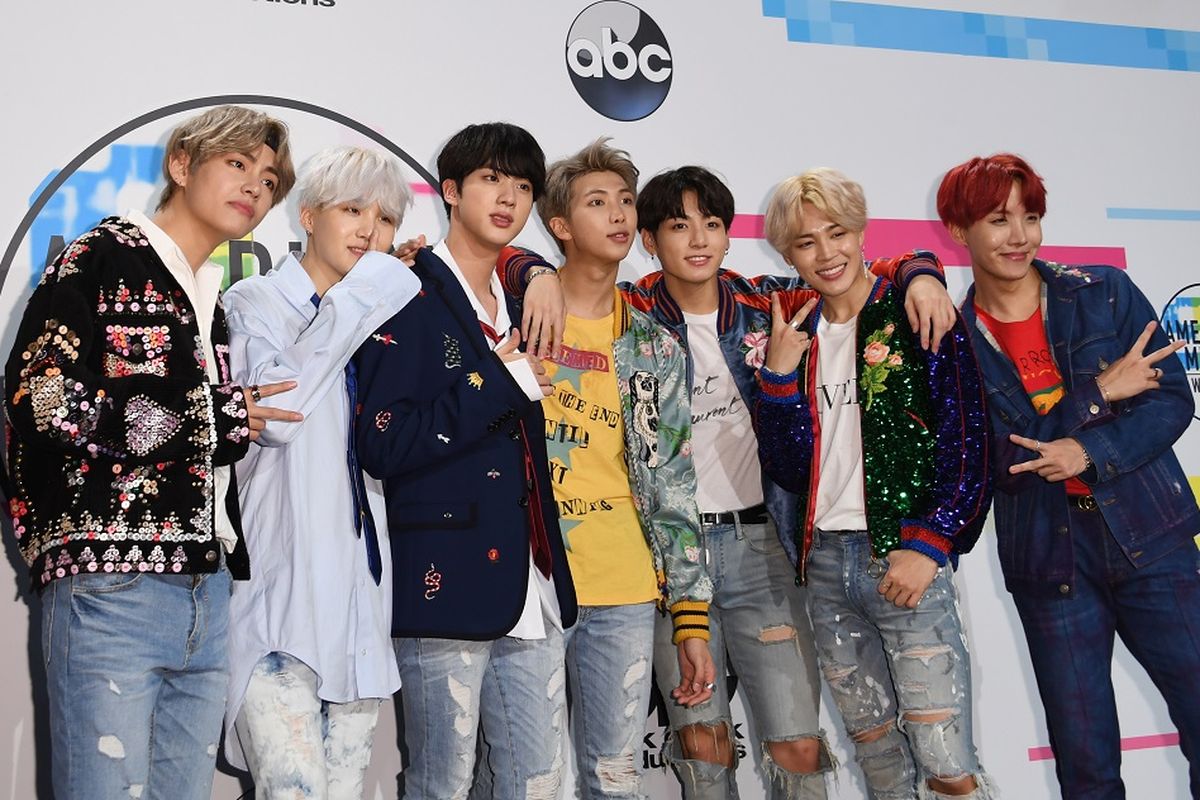 Boyband BTS berpose di American Music Awards 2017 yang digelar di Los Angeles, California, pada 19 November 2017.