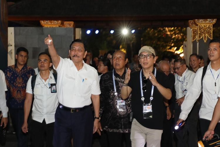 Menteri Koordinator Bidang Kemaritiman dan Investasi (Menko Kemaritiman) Luhut Binsar Pandjaitan (ketiga dari kiri) saat meninjau kesiapan Garuda Wisnu Kencana (GWK), Bali pada Jumat (17/5/2024). Luhut meyakini GWK siap menyambut para tamu World Water Forum ke-10 pada Welcoming Dinner yang digelar Minggu (19/10/2024). 