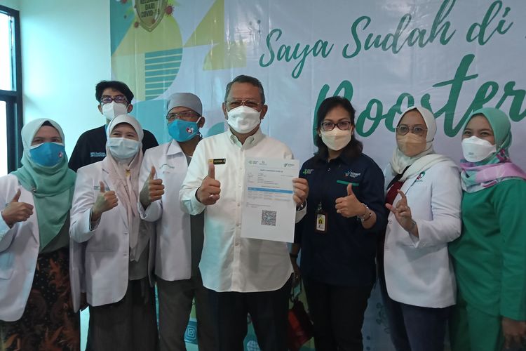 Wali Kota Tangerang Selatan Benyamin Davnie Usai Terima Suntik Vaksinasi Booster di RSU Tangerang Selatan, Pamulang, Banten pada Rabu (12/1/2022).