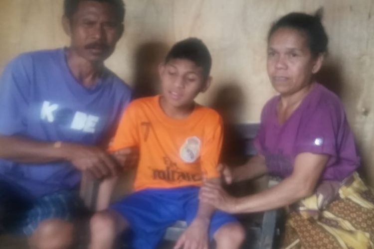 Foto : Julius Leonardus Perik (13), bocah asal Karot, Kelurahan Karot, Kecamatan Langke Rembong, Kabupaten Manggarai, Flores, NTT menderita lumpuh sejak lahir foto bersama kedua orang tuanya, Kamis (31/10/2019).