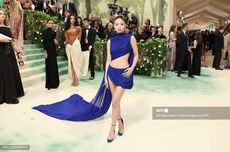 Jennie BLACKPINK Kenakan Gaun Alaia di Met Gala 2024