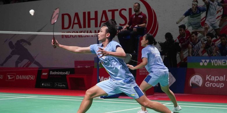 Ganda campuran Indonesia Rinov Rivaldy/Pitha Haningtyas Mentari saat berjuang melawan wakil Thailand Supak Jomkoh/Supissara Paewsampran dalam rangkaian perempat final Indonesia Masters 2022 di Istora Senayan, Jakarta, pada Jumat (10/6/2022).